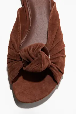 Sandales en cuir velours avec détail noué - Marron — photo 2