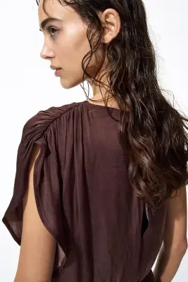 Robe en satin à effet drapé - Marron foncé — photo 4