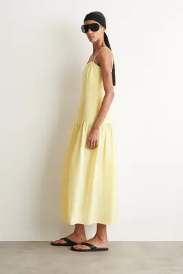 ROBE MIDI SCULPTÉE À TAILLE BASSE - JAUNE — photo 1