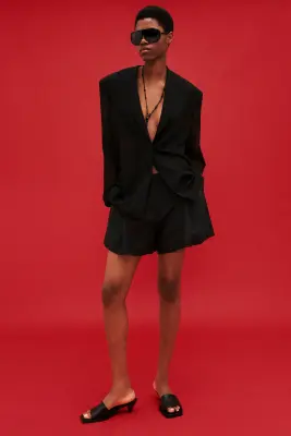 SHORT EN LIN À PLIS ET CEINTURÉ - NOIR — photo 5