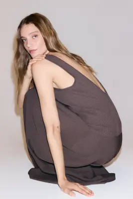 Robe en maille côtelée avec jupe tulipe - Marron foncé — photo 2