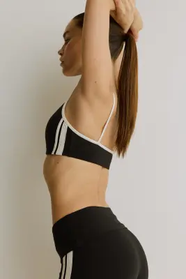 Crop top de sport matelassé SoftMove™ - Noir — photo 2