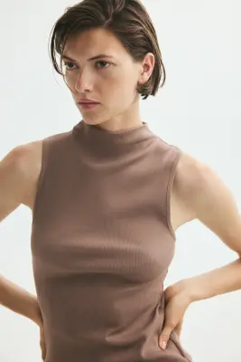 Top en soie mélangée avec col cheminée - Taupe — photo 3