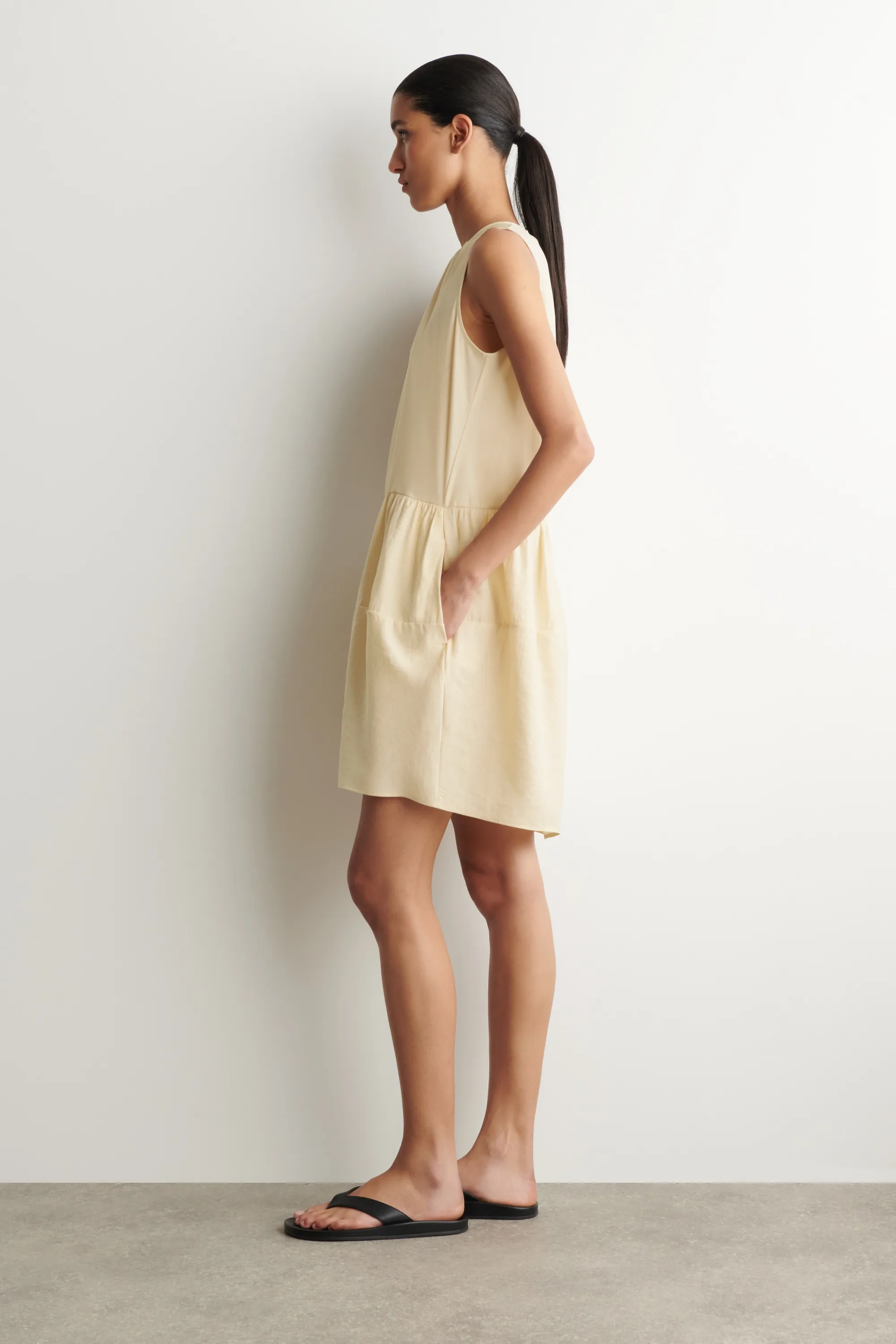 ROBE COURTE À PANNEAUX - JAUNE BEURRE
