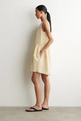 ROBE COURTE À PANNEAUX - JAUNE BEURRE — photo 1