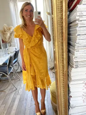 Robe à volants décolleté V en jacquard georgette fleuri jaune tournesol Prix boutique 2300€ Taille 36 — photo 4