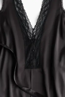 Robe en satin avec dentelle - Noir — photo 3