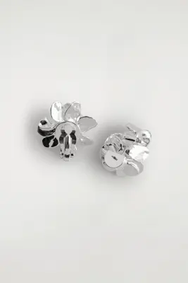 BOUCLES D'OREILLES FLEURS DÉPAREILLÉES - ARGENTÉ — photo 3