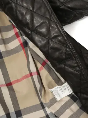 Manteau trench en cuir noir matelassé avec ceinture Prix boutique 5900 € Taille S — photo 5