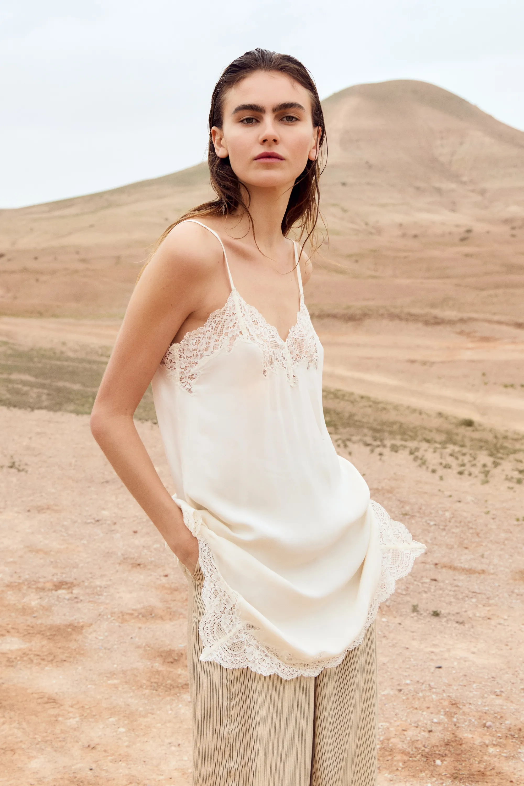 Robe combinaison en satin avec dentelle - Crème