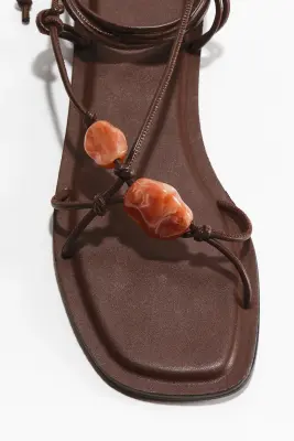 Sandales à brides fines avec perles fantaisie - Marron foncé/marbré — photo 2