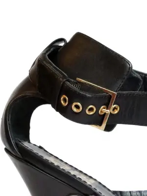 Sandales à talon en cuir noir et bride métallique dorées Px boutique 650€ Taille 37 — photo 5