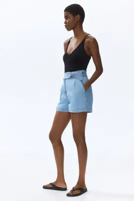 Short en denim avec ceinture - Bleu denim clair — photo 1