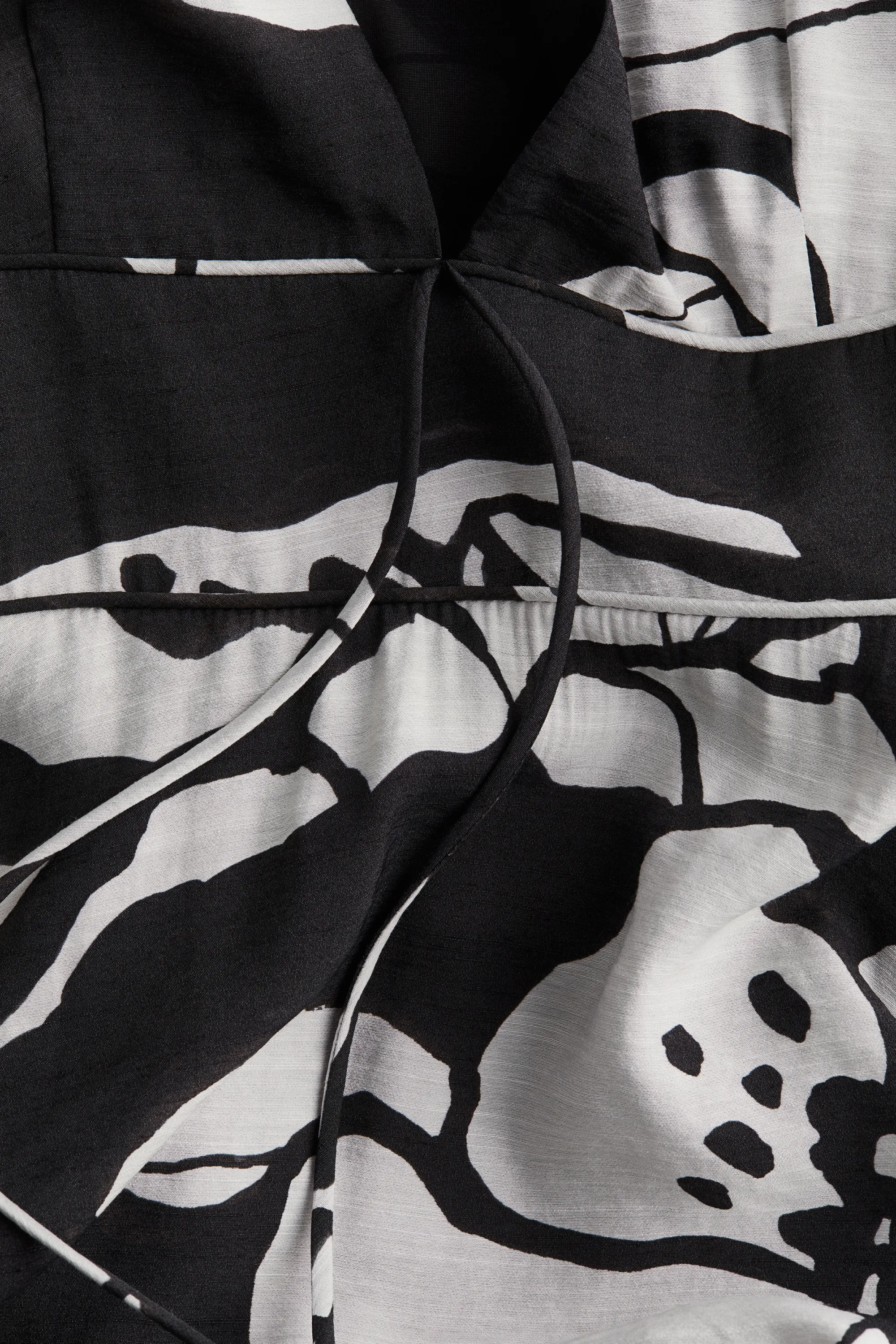 Robe à encolure en V - Noir/blanc/fleuri