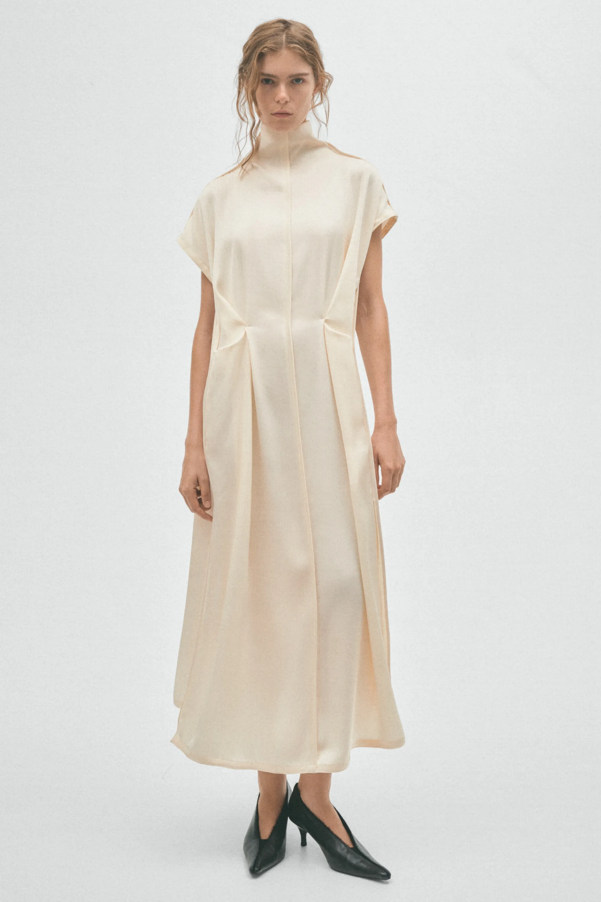 Robe en satin avec col montant - Beige clair