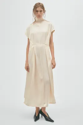 Robe en satin avec col montant - Beige clair — photo 1