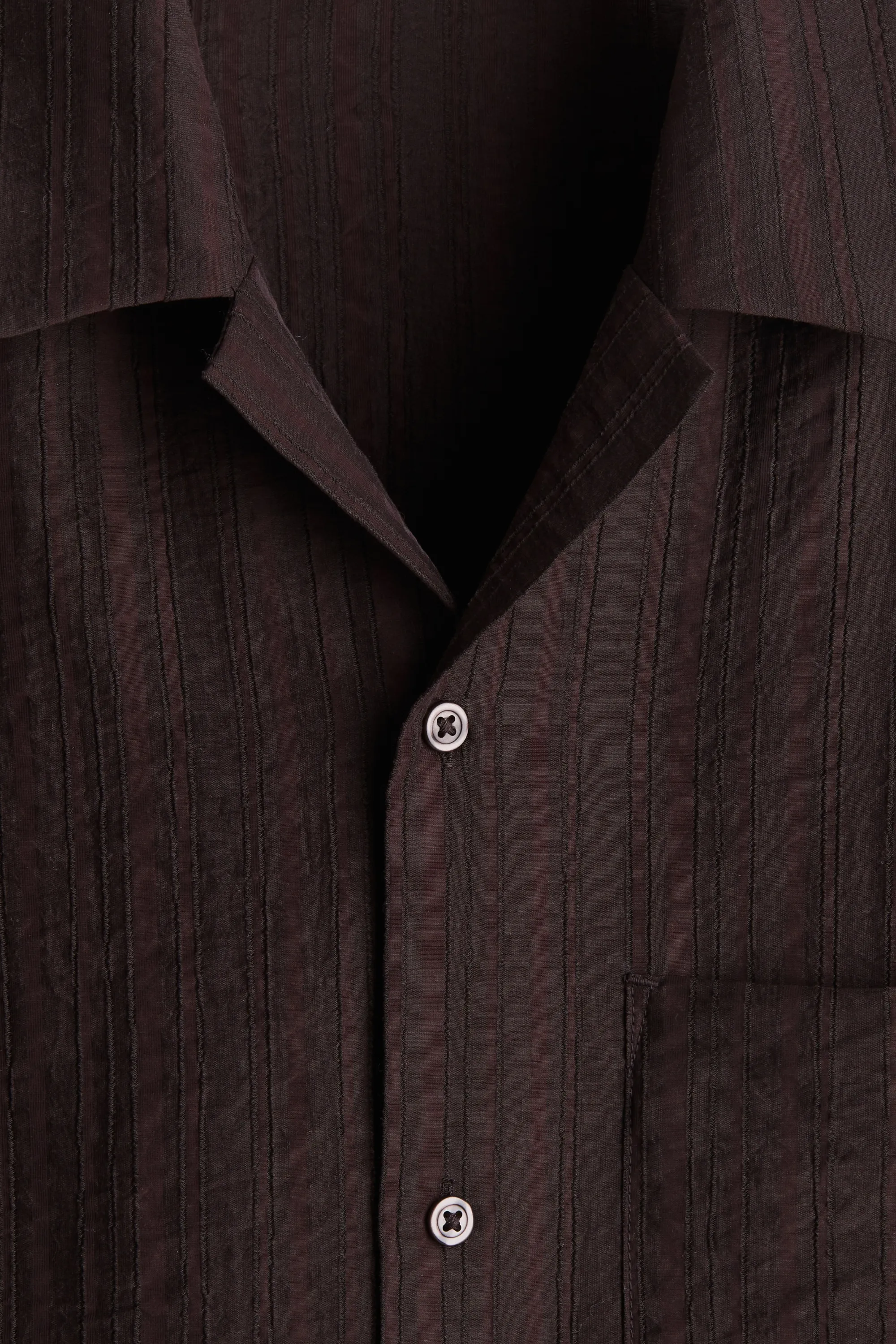 Chemise texturée Regular Fit avec col cubain - Marron foncé