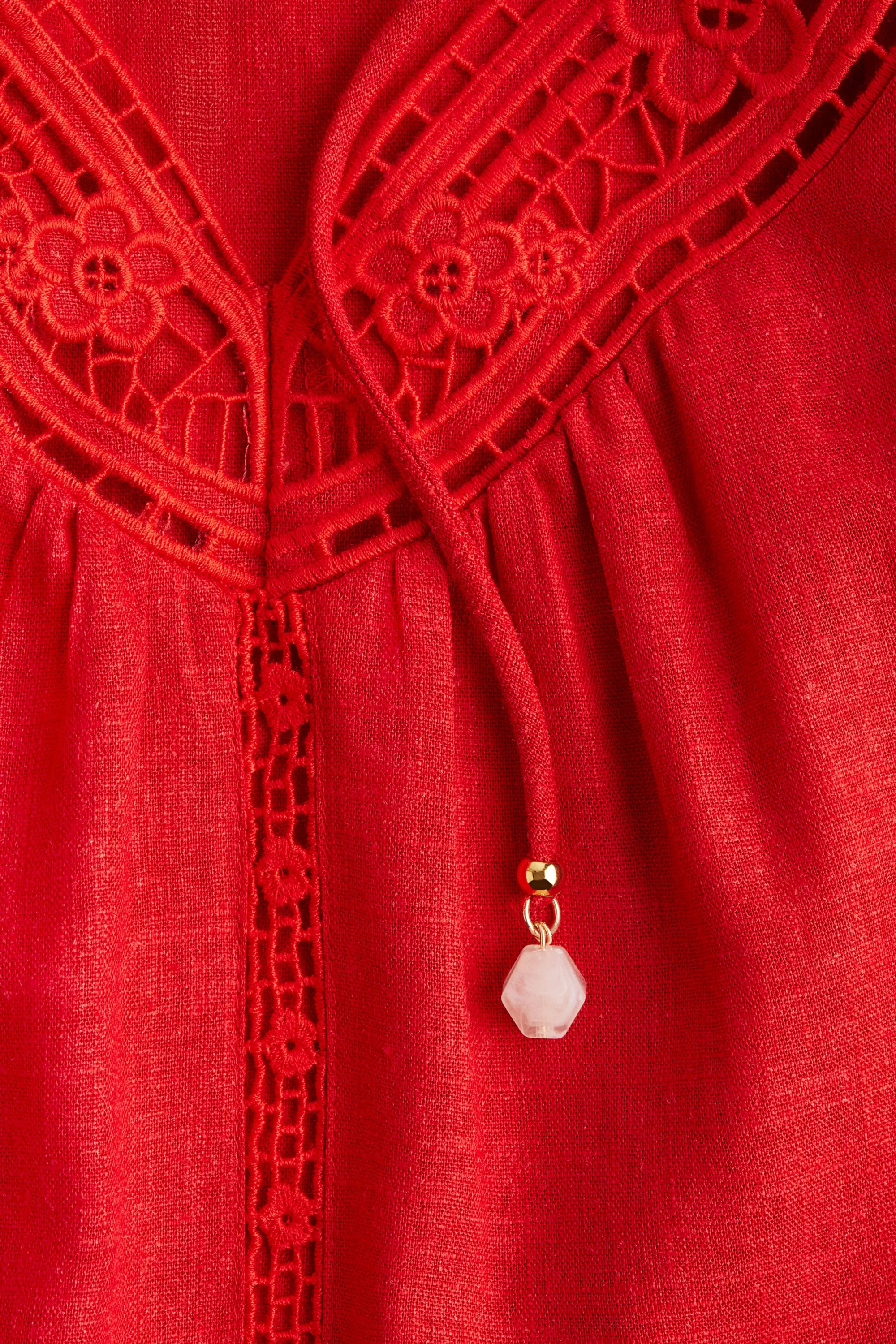 Robe avec bretelles à nouer et broderie anglaise - Rouge