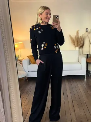 Pull col rond en laine d'agneau noire brodée de pierres cuivre et argent Prix boutique 1400€ Taille 36 — photo 2