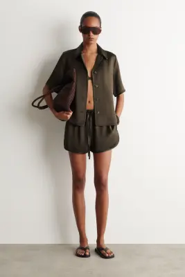 CHEMISE EN SATIN À FINITION CONTRASTÉE - BRUN — photo 1
