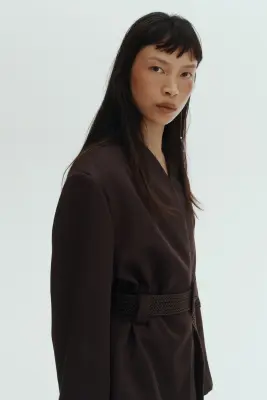 Blazer sans revers avec ceinture - Marron foncé — photo 2