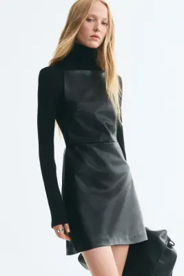 Robe en tissu enduit avec dos décolleté - Noir — photo 1