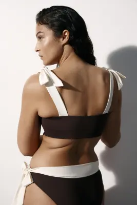 Haut de maillot paddé avec bretelles à nouer - Marron foncé/crème — photo 2