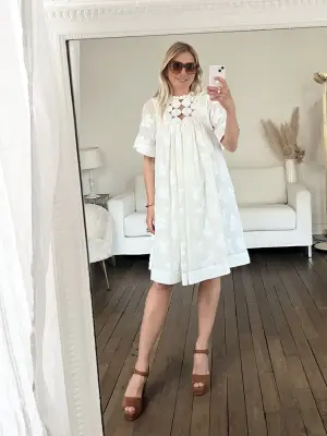 Robe babydoll été 2018 manches courtes en voile blanc et dentelle brodée de soie Prix boutique 2500€ Taille 36 — photo 3