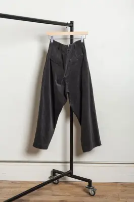 Evan Kinori – Two Pleat Pant – Charcoal — photo 5