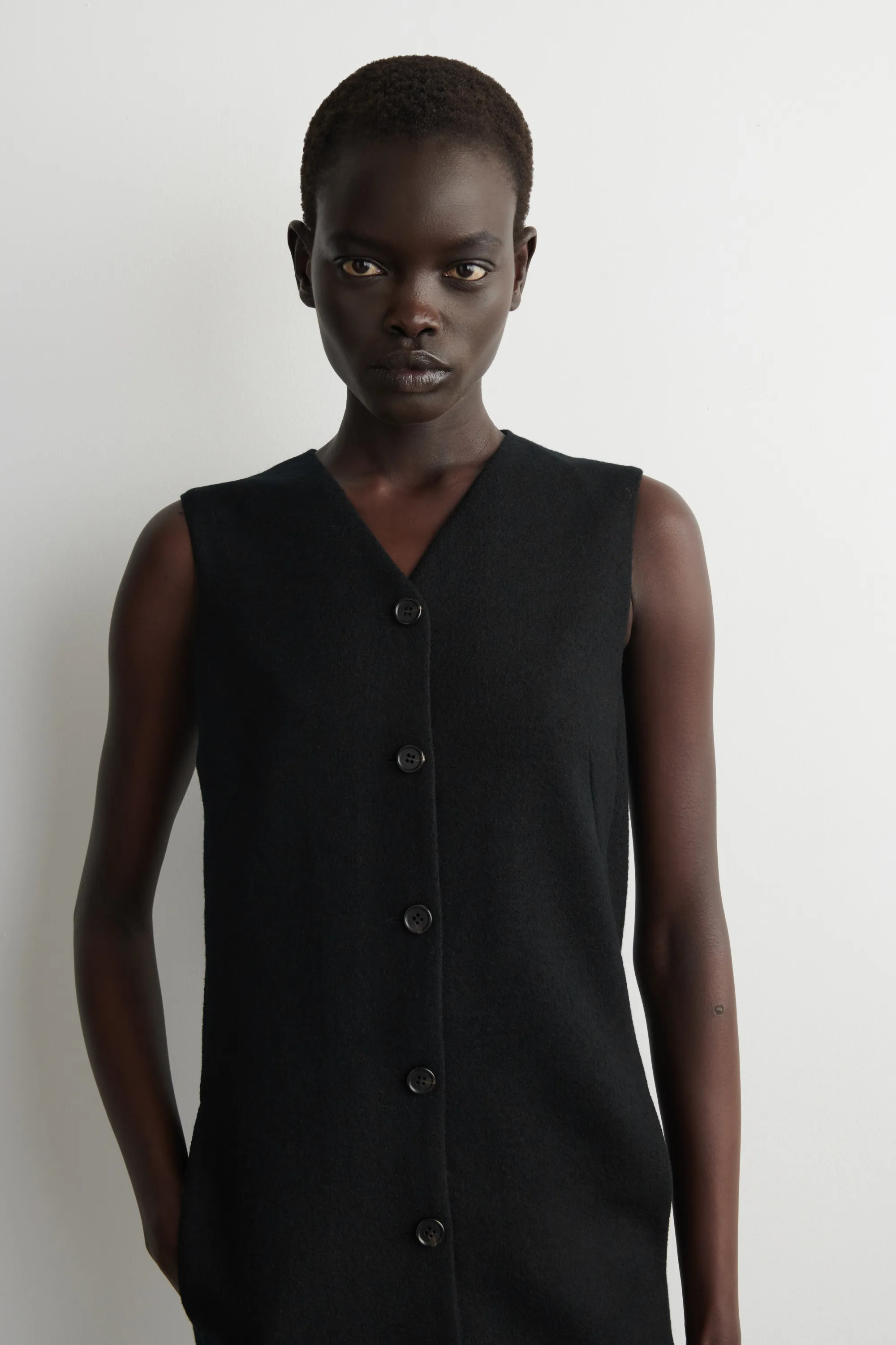 ROBE DROITE COURTE ET BOUTONNÉE EN LAINE MÉRINOS - NOIR