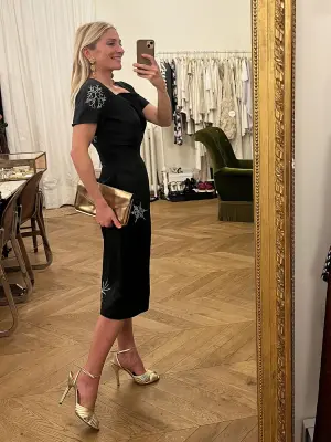 Robe années 40 cintrée mi-longue en soie noire brodée de cristaux Swarovski Prix boutique 2400€ Taille 36 — photo 3