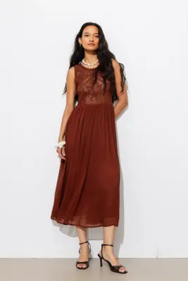 Robe brodée sans manches — photo 3
