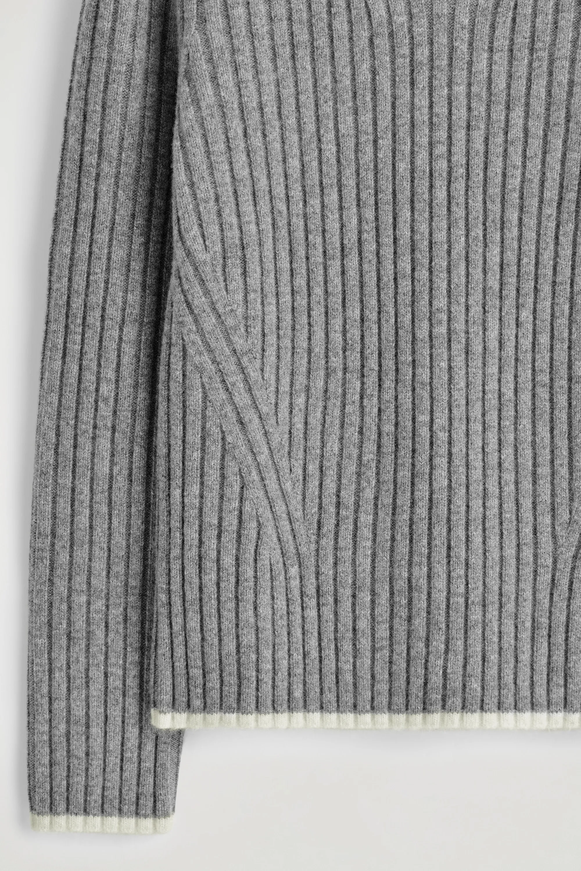 PULL À COL CHEMINÉE EN LAINE CÔTELÉE - GRIS / CRÈME