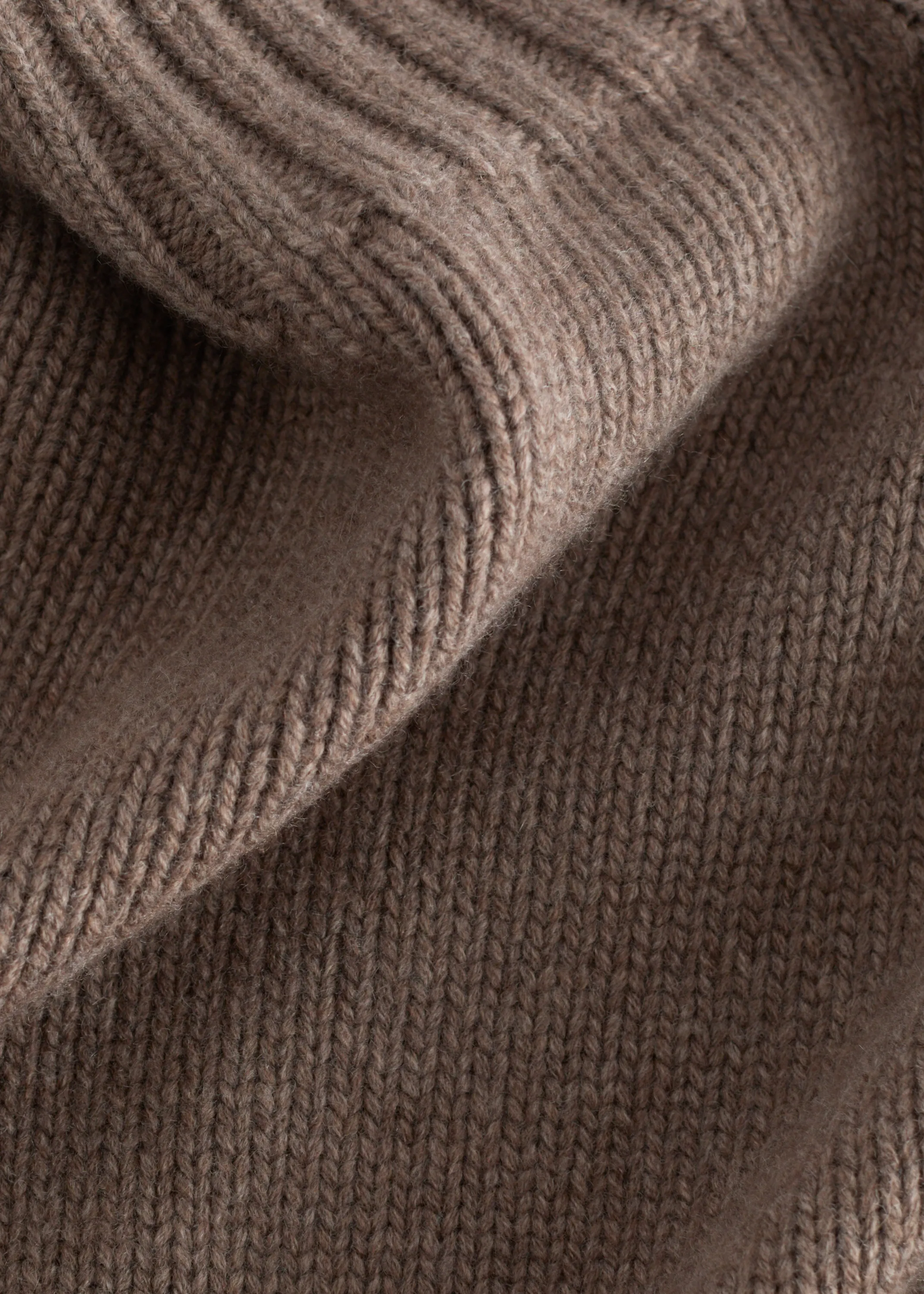 Pull à col roulé en laine et cachemire - Taupe