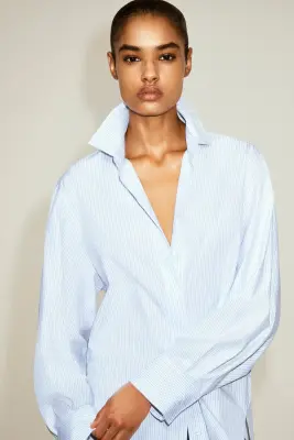 CHEMISE RAYÉE EN MÉLANGE DE COTON À COL ITALIEN - BLEU / BLANC / RAYURES — photo 2