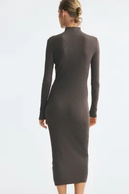 Robe en maille côtelée avec col cheminée - Taupe foncé — photo 2