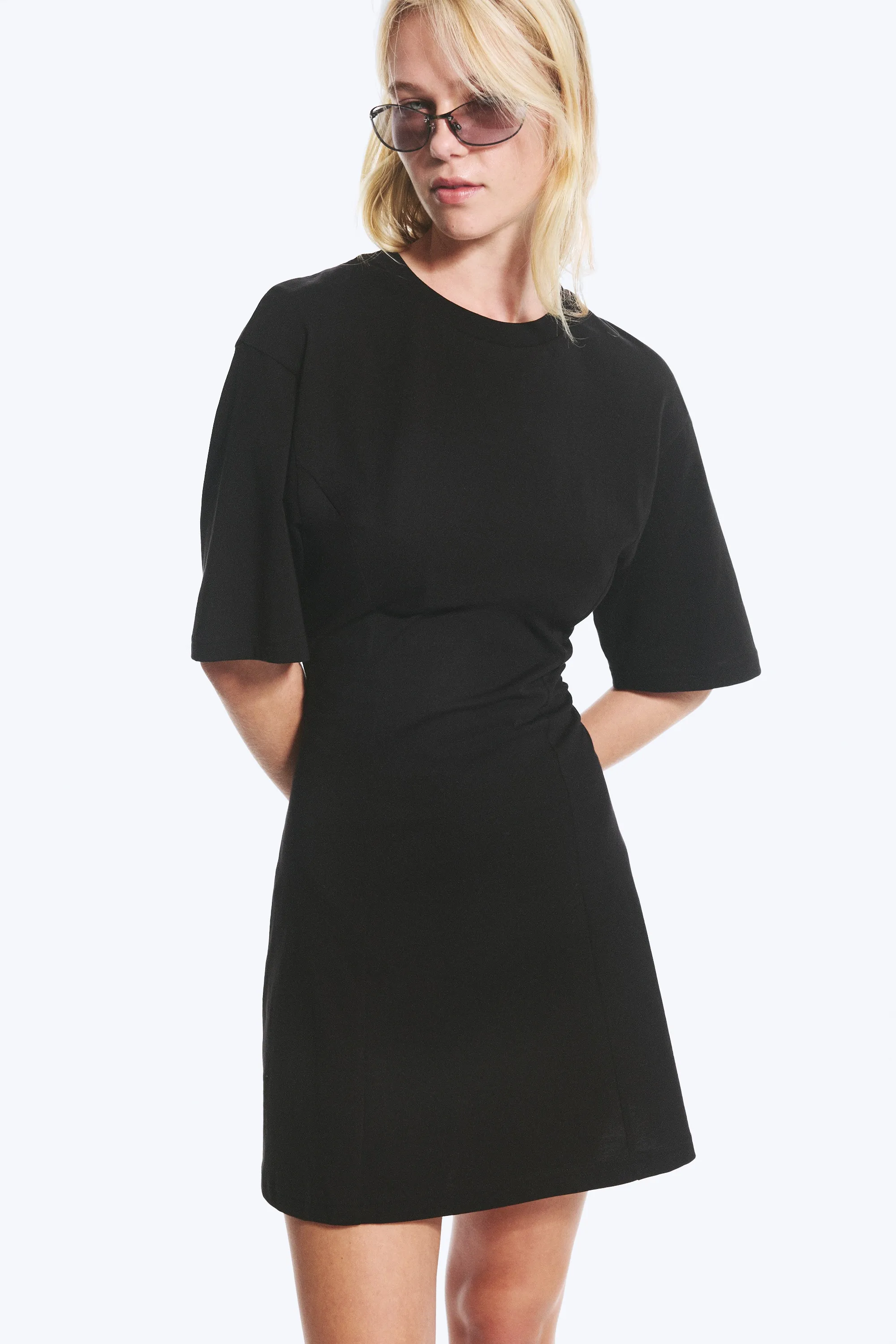 Mini-robe T-shirt cintrée et évasée - Noir