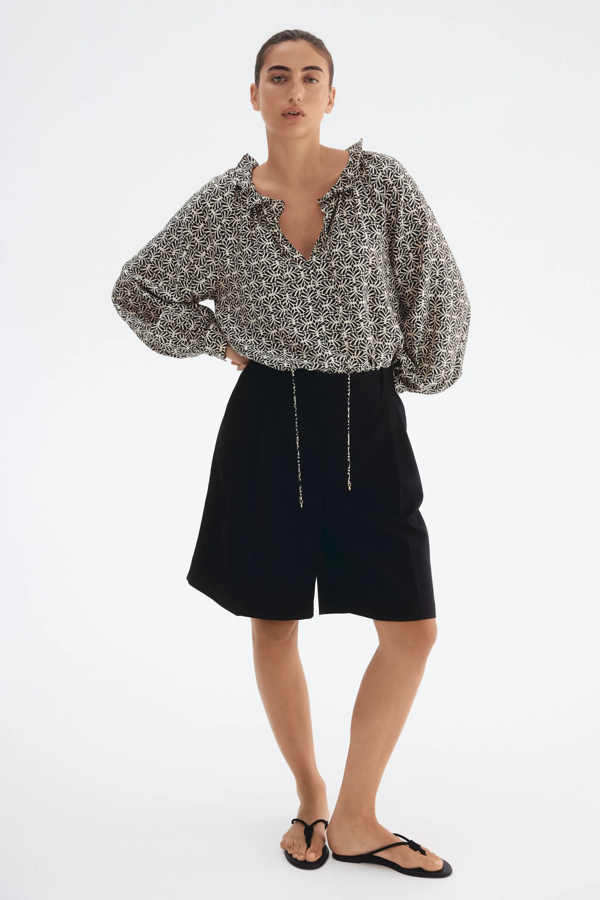 Blouse à col volanté - Crème/motif gris foncé