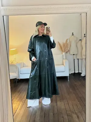Manteau long évasé en cuir d'agneau vert foncé doublure soie et boutons bijoux argent Prix boutique 34000€ Taille 40 — photo 2