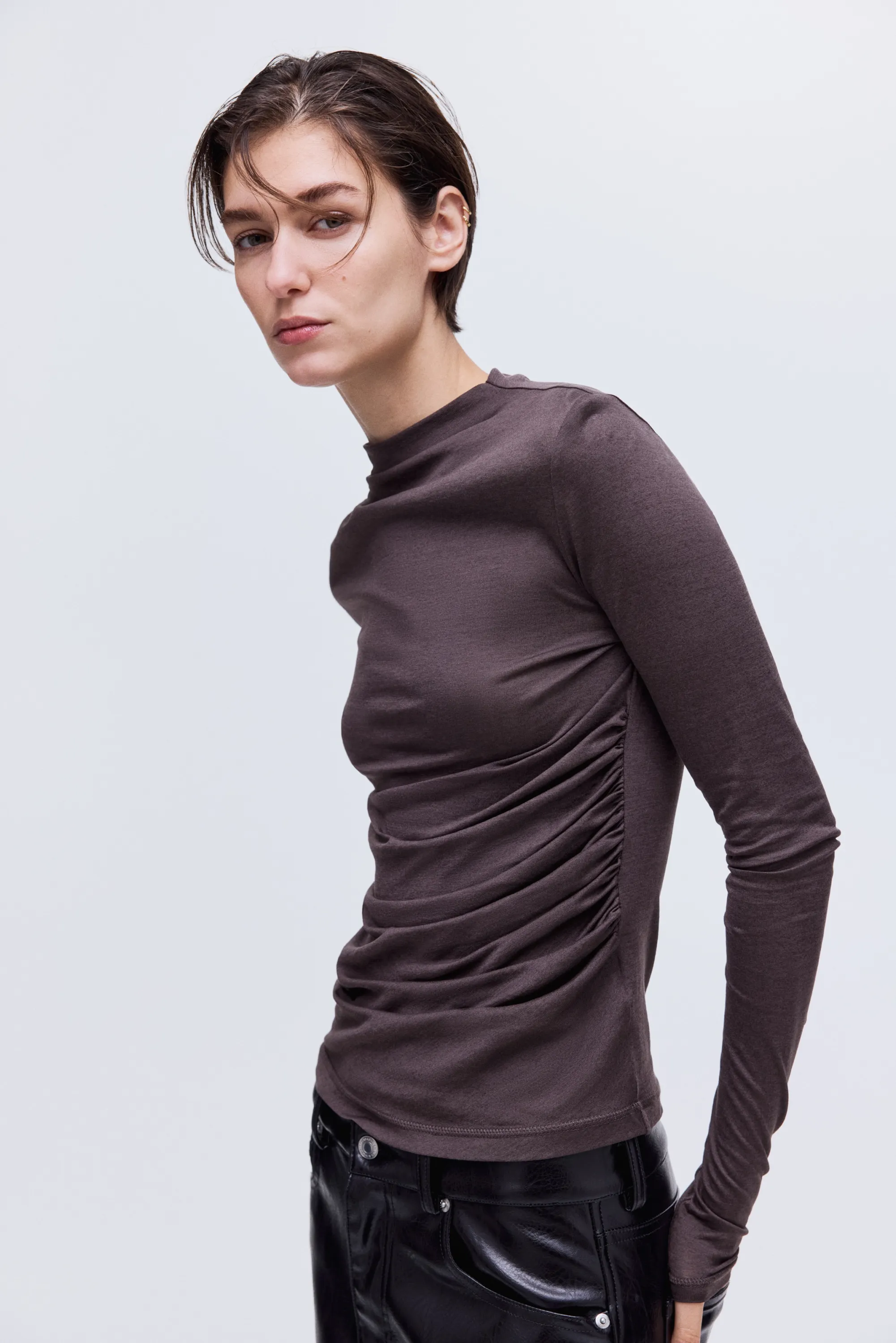 Top drapé en soie mélangée - Gris truffe