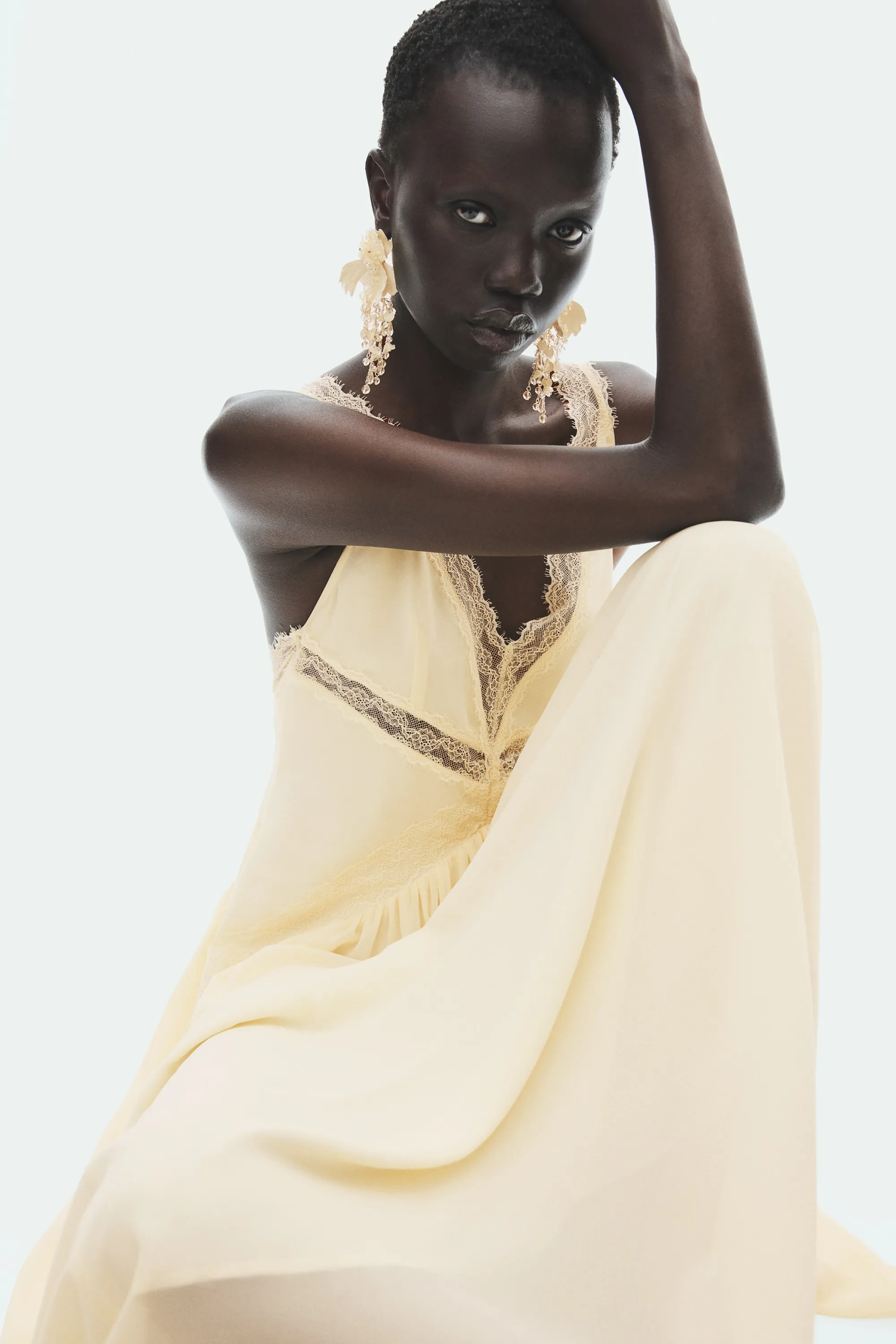 Robe en mousseline avec dentelle - Jaune