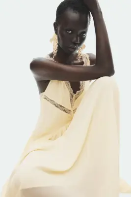 Robe en mousseline avec dentelle - Jaune — photo 1