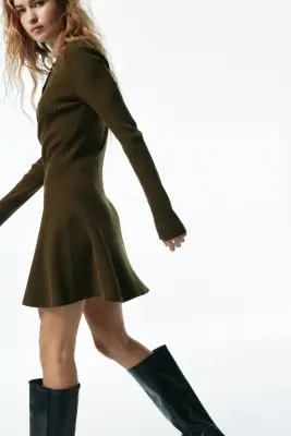 Robe en maille côtelée avec jupe évasée - Vert olive foncé — photo 3