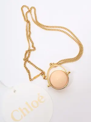 Collier sautoir chaîne laiton dorée boule rose Prix boutique 995€ — photo 2