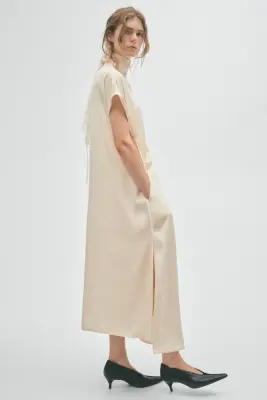 Robe en satin avec col montant - Beige clair — photo 2