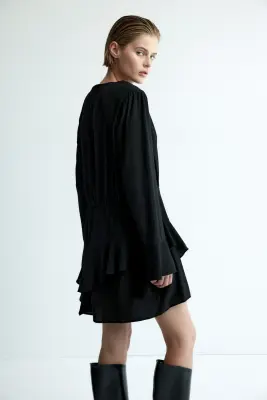 Robe volantée avec encolure bénitier - Noir — photo 4