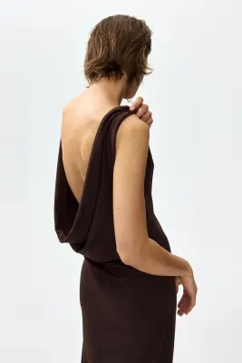 Robe avec encolure bénitier dans le dos - Marron foncé — photo 3
