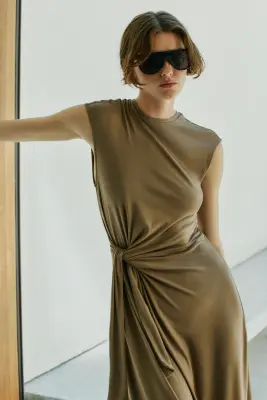 Robe asymétrique avec détail à nouer - Vert kaki — photo 1