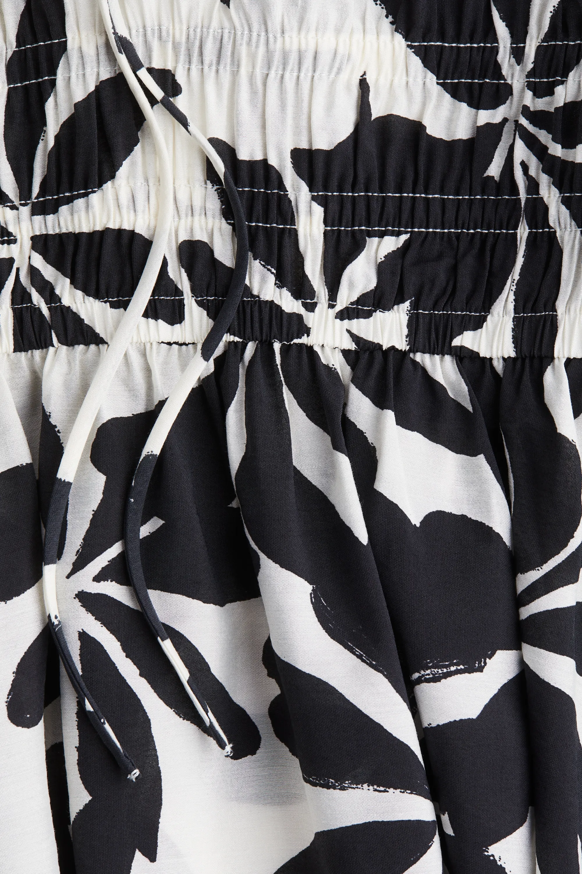 Robe smockée à bretelles fines - Blanc/noir/fleuri