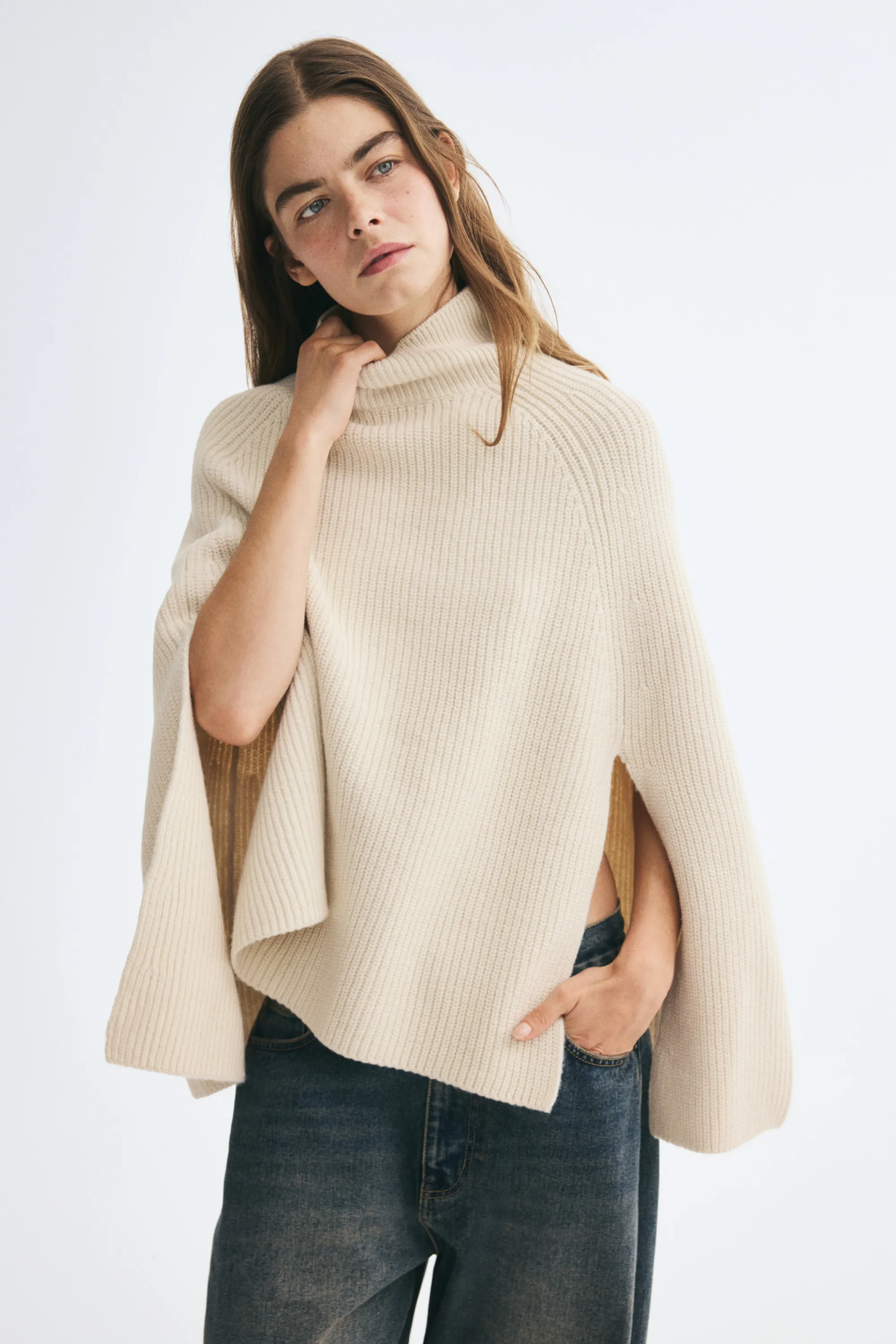 Cape en maille avec col cheminée - Beige clair